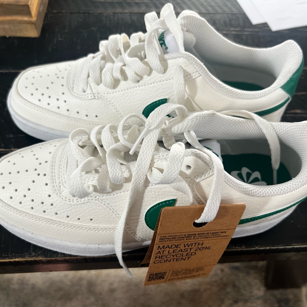 Brand new lady Nike courts